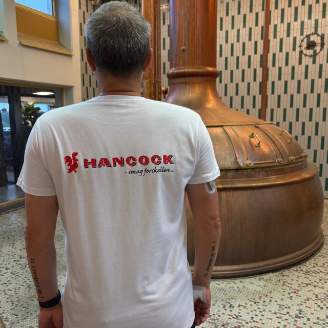 Hvid T-shirt med Hancock logo 