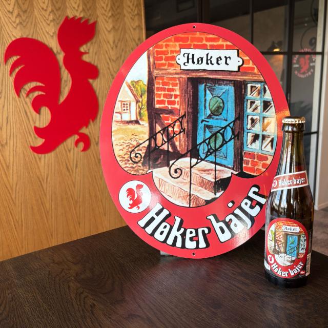 Metal skilt med Høker etiket