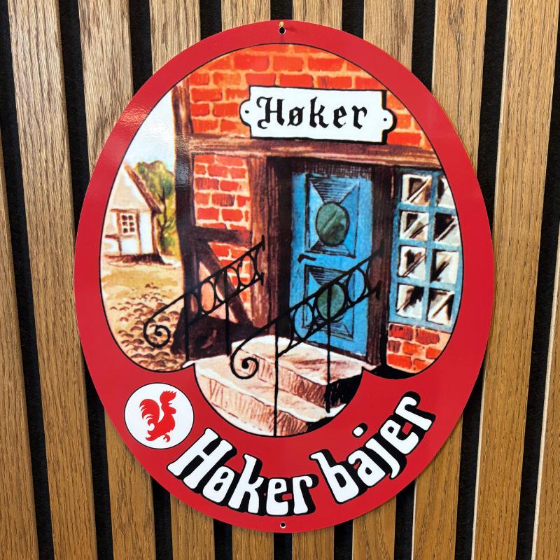 Metal skilt med Høker etiket