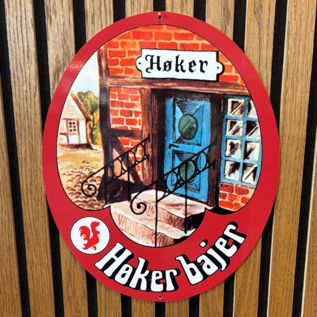 Metal skilt med Høker etiket