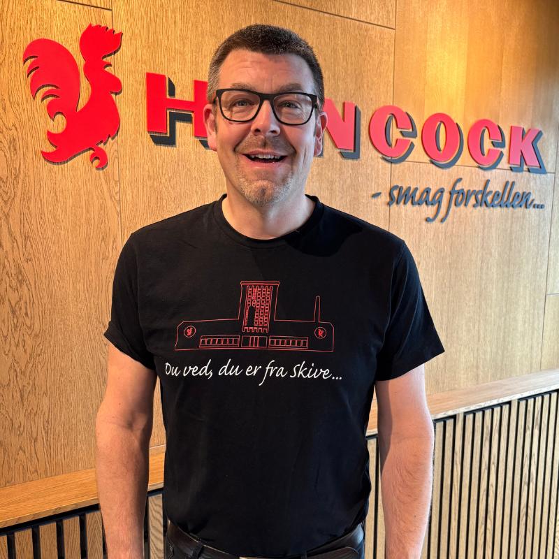 Sort T-shirt med Hancock bygning